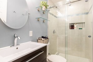 Douche, sèche-cheveux, shampoing