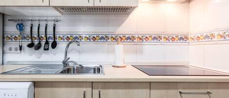 Kühlschrank, Mikrowelle, Wasserkocher mit Kaffee-/Teezubehör, Toaster