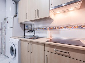 Refrigerador, microondas, cafetera/tetera, tostadora