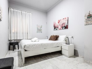 1 slaapkamer, een strijkplank/strijkijzer, internet
