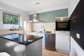 Kühlschrank, Ofen, Herdplatte, Wasserkocher mit Kaffee-/Teezubehör