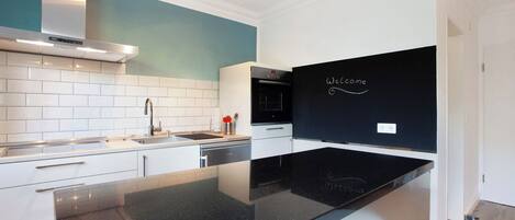 Frigorífico, horno, placa de cocina y cafetera o tetera