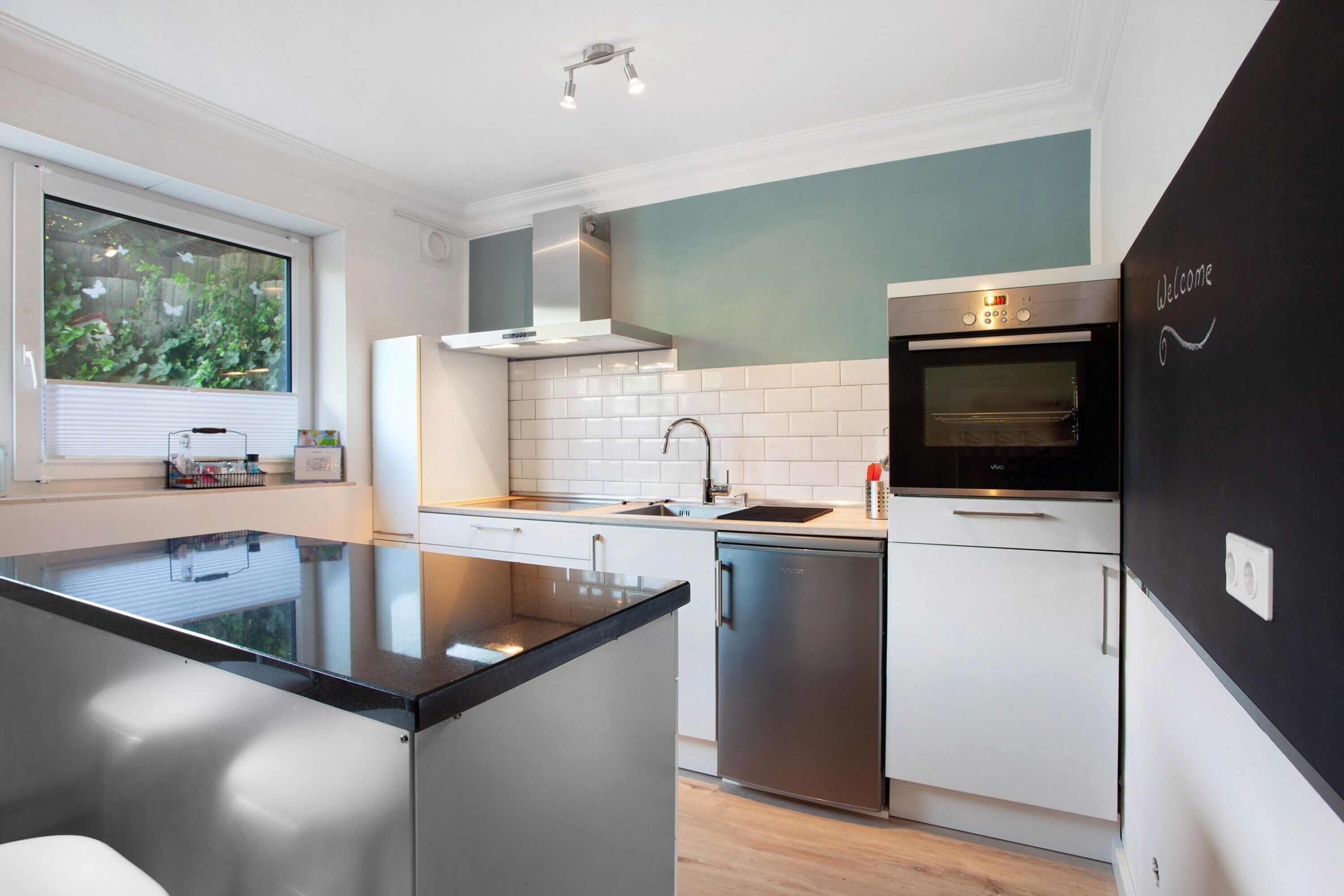 冷蔵庫、オーブン、コンロ、コーヒー / ティーメーカー