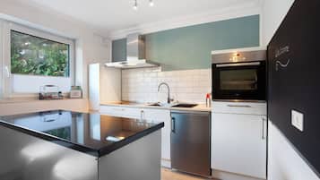 Kylskåp, ugn, spishäll och kaffe- och tebryggare