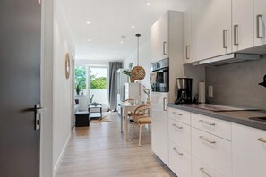 Refrigerador, microondas, horno, placa de cocina