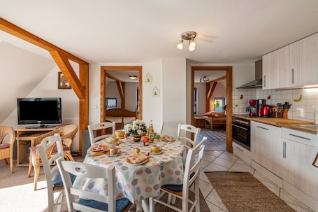Dining. Apartment "Zur Eule - Uhu" with Shared Garden & Wi-Fi