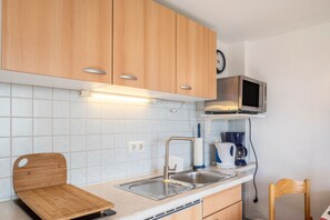 Køleskab, mikrobølgeovn, kogeplade, kaffe-/temaskine