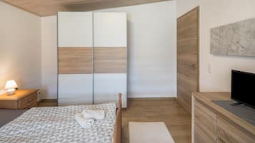 3 bedrooms, free WiFi, bed sheets, wheelchair access