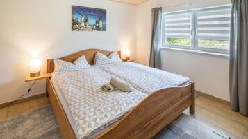 3 bedrooms, free WiFi, bed sheets, wheelchair access
