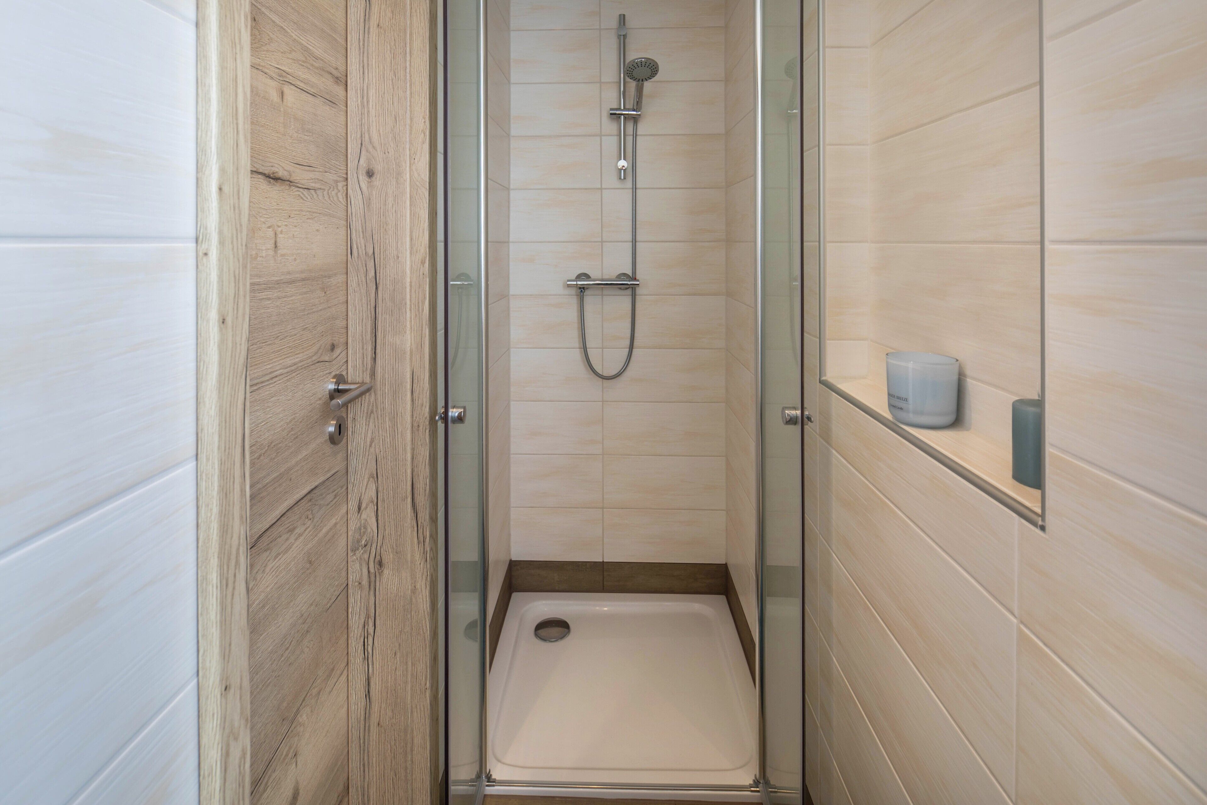 Dusche, Haartrockner, Handtücher