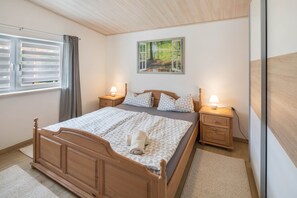 3 bedrooms, free WiFi, bed sheets, wheelchair access