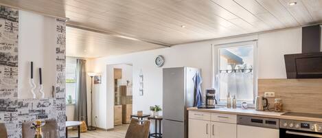 Frigorífico, horno, placa de cocina y lavavajillas