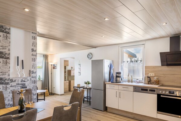 Fridge, oven, stovetop, dishwasher