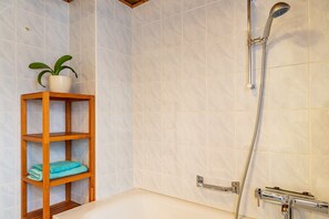 Douche, sèche-cheveux, serviettes fournies