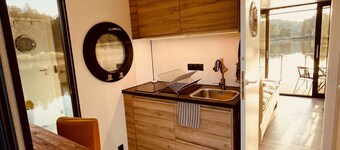 Boat 'Hausboot Eisvogel' with lake view, WLAN and air conditioning