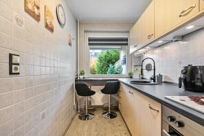 Frigorífico, horno, placa de cocina y lavavajillas