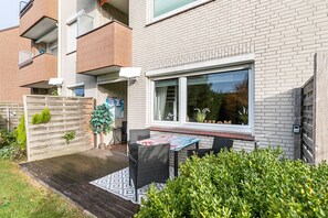 Outdoor dining - Holiday Apartment 'Kleine Auszeit Büsum' with Private Terrace and Wi-Fi (Büsum)