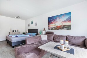 Una televisión, un reproductor de DVD, un reproductor estéreo