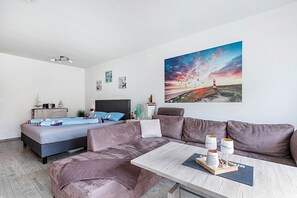 TV, DVD player, stereo - Holiday Apartment 'Kleine Auszeit Büsum' with Private Terrace and Wi-Fi (Büsum)