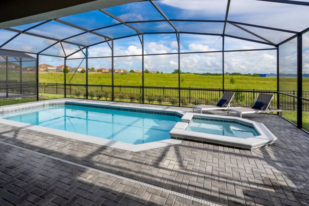 Luxurious pool w lake view for a Memorable Stay