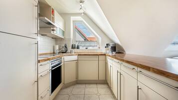 Frigorífic, microones, forn i placa de cuina