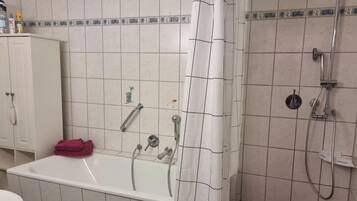 Douche, articles de toilette gratuits, sĂšche-cheveux