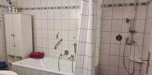 Suihku, ilmaiset hygieniatuotteet, hiustenkuivaaja, pyyhkeet