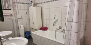 Douche, sèche-cheveux, serviettes fournies