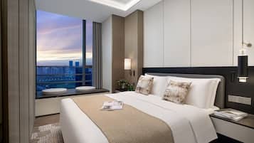 3 bedrooms, desk, laptop workspace, blackout drapes
