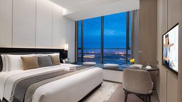 3 bedrooms, desk, laptop workspace, blackout curtains