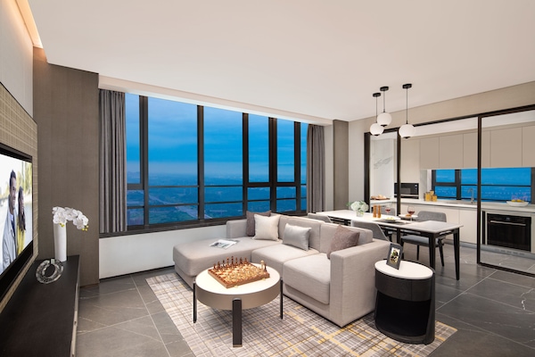 3 bedrooms, desk, laptop workspace, blackout drapes