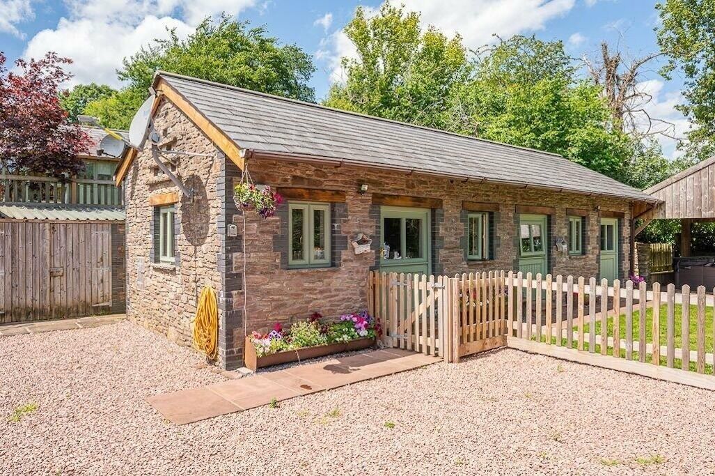 Beautiful 2 bedroom Stable conversion, Private HotTub, Dog Friendly