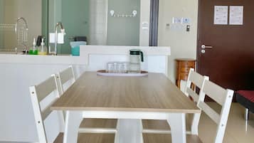 Studio Suite Standar | Makan di kamar