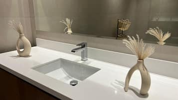 Bidet, Handtücher, Seife, Shampoo