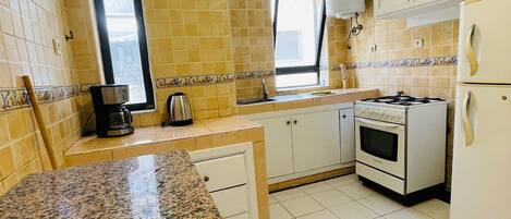 冷蔵庫、オーブン、コンロ、コーヒー / ティーメーカー