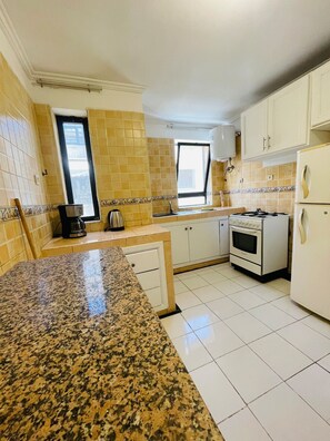 Kylskåp, ugn, spishäll och kaffe- och tebryggare