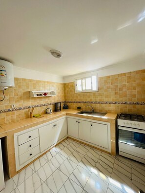 Réfrigérateur, four, plaque de cuisson, cafetière/bouilloire