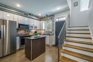 ثلاجة، ميكروويف، فرن، موقد طهي مسطح