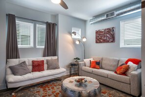 Smart TV - Downtown Views w/ Rooftop Deck! 6min to Broadway! (Nashville)