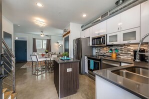 ثلاجة، ميكروويف، فرن، موقد طهي مسطح