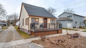 Ein eingeschossiges Haus mit Veranda, Garage und Auffahrt.