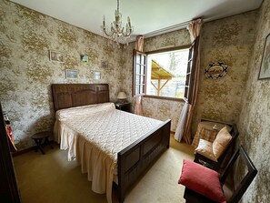 3 bedrooms, iron/ironing board - Maison en Bordure de Forêt de 5 Pièces, 3 Chambres, Grand Terrain, Barbecue (Gujan-Mestras)