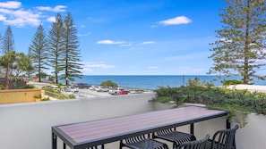 Outdoor dining - Kings Edge Unit 4 Kings Beach QLD (Kings Beach)