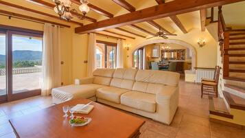 Een televisie en een open haard