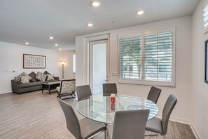 Dining - Convenient Anaheim Condo: Walk to Angel Stadium (Anaheim)