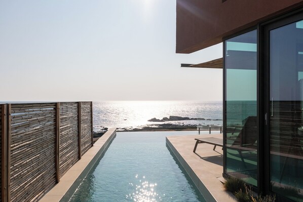 Una piscina al aire libre, una piscina climatizada