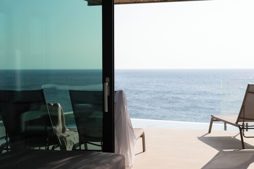 Casa Tarrha - Beachside Retreat with Private Heated Pool