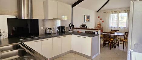 Jääkaappi, mikroaaltouuni, uuni, liesi