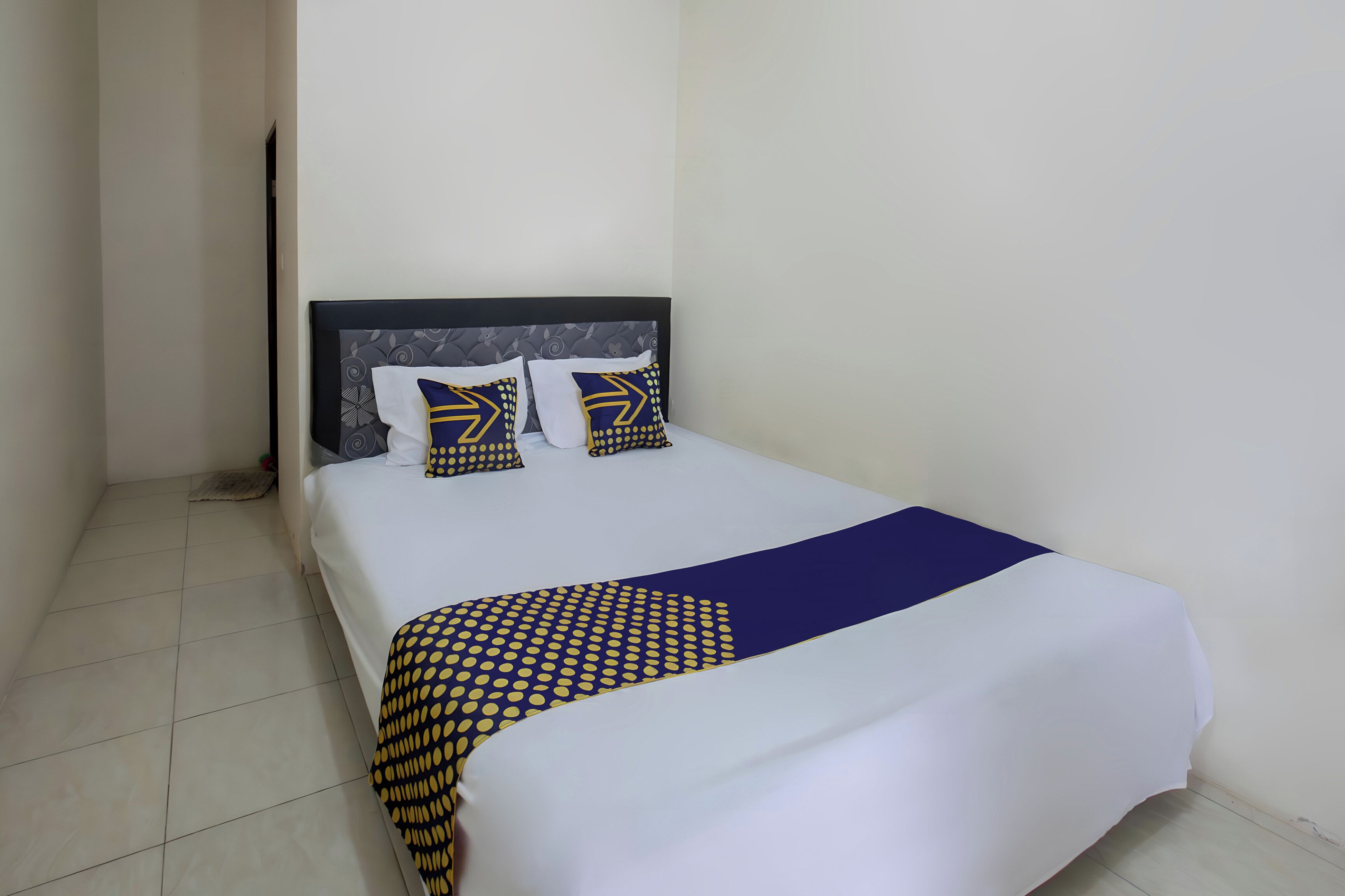 Double Room | Desk, bed sheets