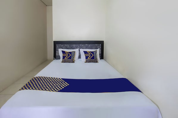 Double Room | Desk, bed sheets